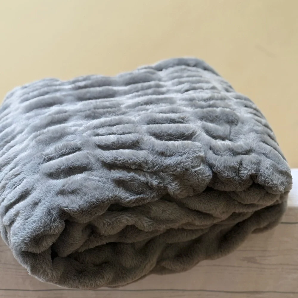 Luxurious Faux Fur Throw Blanket in Gray